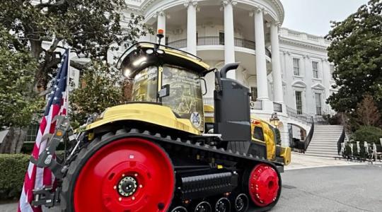 Több mint munkagép: Miért gurult egy arany traktor az elnöki rezidencia elé?