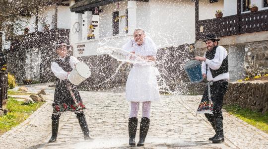 Időjárás: Záporban, viharos szélben is lehet menni locsolkodni Időjárás: Záporban, viharos szélben is lehet menni locsolkodni