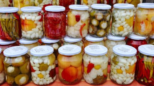 Savanyúság és fermentált ételek tél végi ellenőrzése – mikor dobd ki? Savanyúság és fermentált ételek tél végi ellenőrzése – mikor dobd ki?