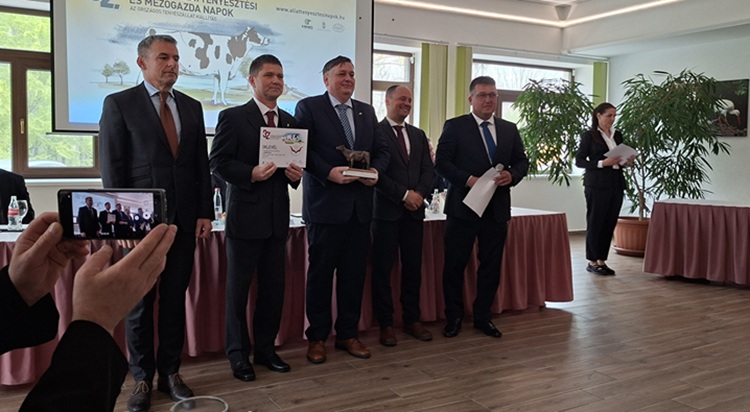 Díjátadó Hódmezővásárhelyen. A zsűritagok között a díjazott Agrofeed Kft. kutatás-fejlesztési vezető