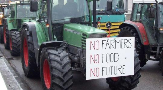 Hadiállapot az ír utakon: A hadsereggel törnék meg a gazdák blokádját Hadiállapot az ír utakon: A hadsereggel törnék meg a gazdák blokádját