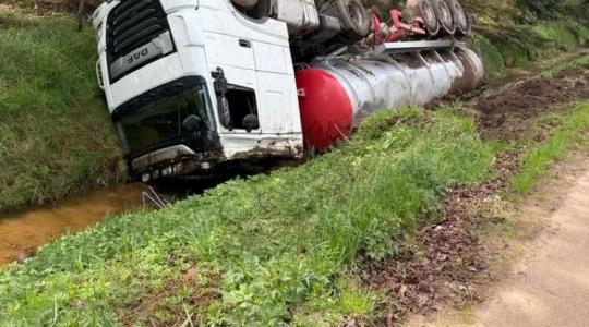 Huszonhétezer liter hígtrágyával borult az árokba Huszonhétezer liter hígtrágyával borult az árokba