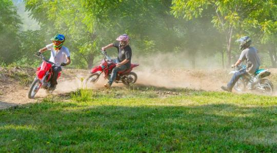 Súlyos károkat okoztak a krosszmotorosok: Tehetetlenek a gazdák az illegális száguldozókkal szemben