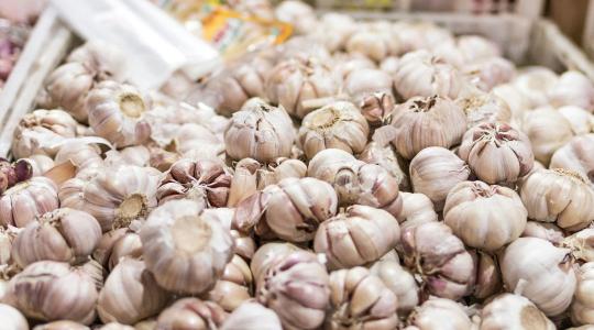 Importtrükkök és kiskapuk: így áramlik be a kínai fokhagyma Európába