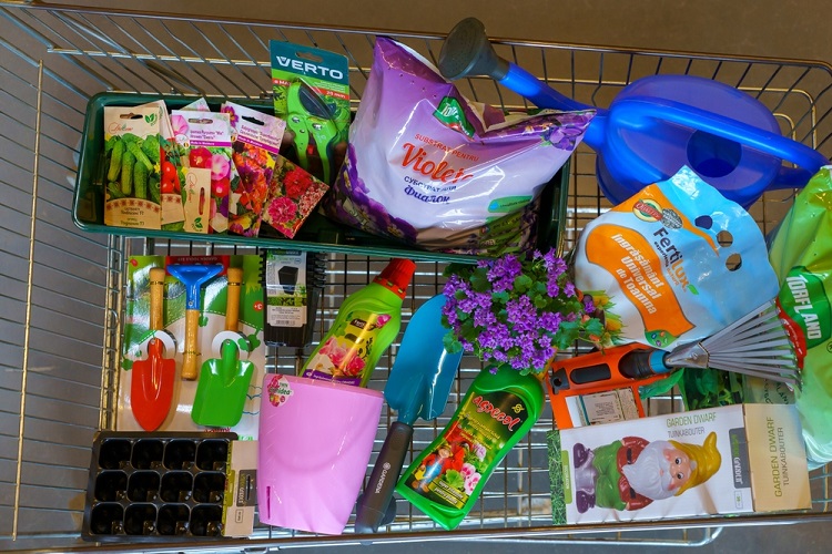 kerti eszközök bevásárlókocsiban