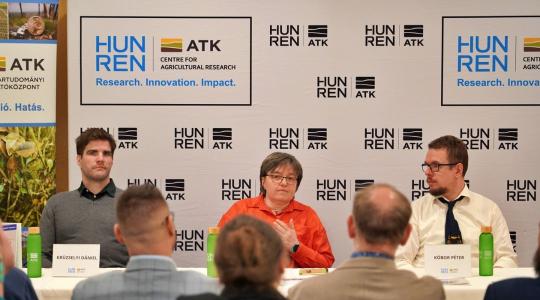 Martonvásári tudósok segítik a gazdákat: Gyakorlati tudás került a könyvespolcokra