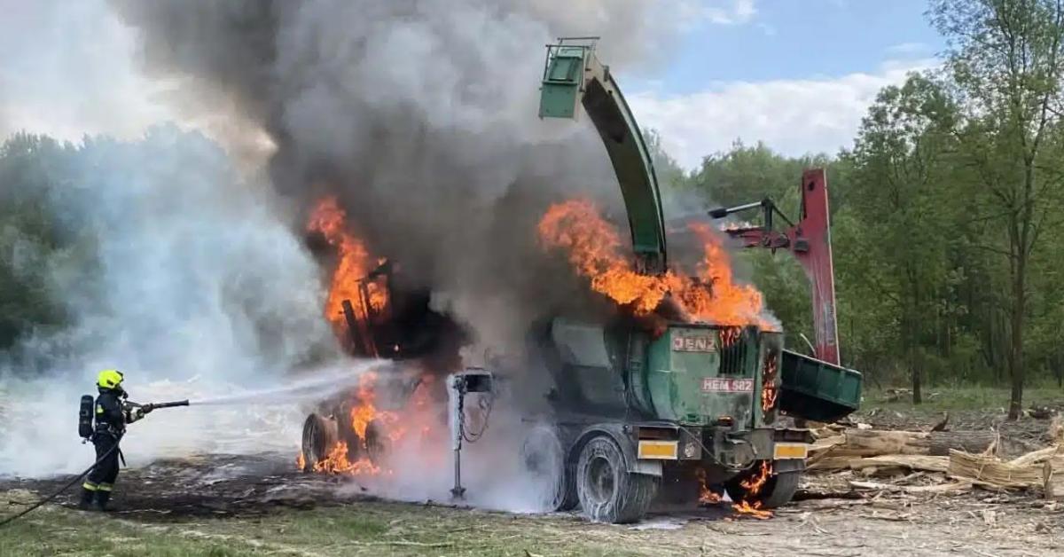 Tűzeset Kölkednél: rommá égett egy traktor és munkagépe Tűzeset Kölkednél: rommá égett egy traktor és munkagépe