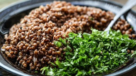 A szegények eledelétől a prémium exportig: miért lett újra sláger a hajdina?