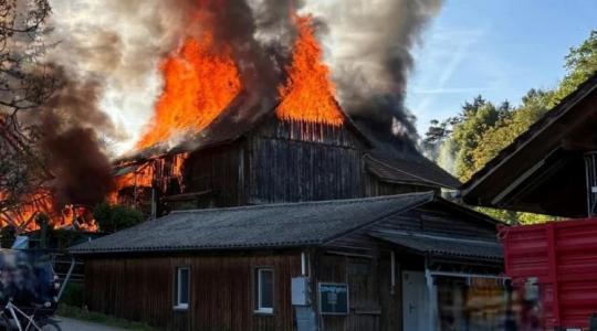 Farmtűz Svájcban: tízen megsérültek, istálló és lakóház is leégett