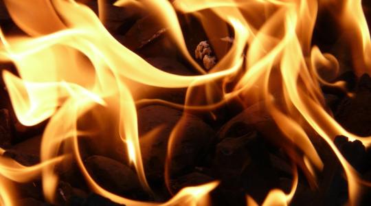 Lángokban a takarmány: több tucat bála égett el, házakat rongált meg a vihar