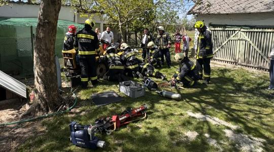 Drámai pillanatok: saját kistraktora alá szorult a gazdálkodó