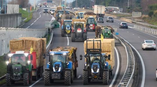 Utcára vonultak a gazdák, azt mondják, elég volt a morzsákból Utcára vonultak a gazdák, azt mondják, elég volt a morzsákból