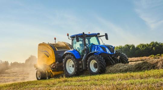 Nagy teljesítményű bálázás New Holland Roll-Belt Plus gépekkel Nagy teljesítményű bálázás New Holland Roll-Belt Plus gépekkel