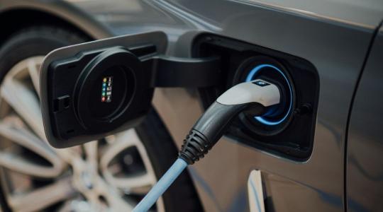 Mi köze a diétás kólának az elektromos autókhoz? Meglepő helyen ütött be a globális válság