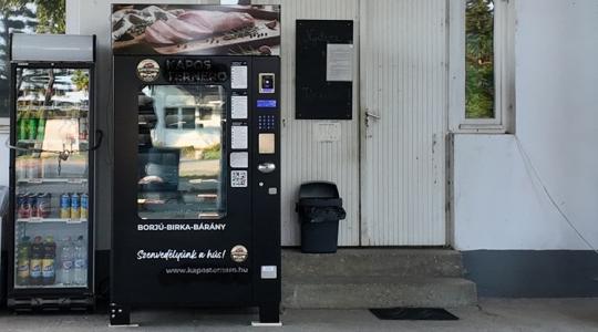 Hentes helyett? Éjjel-nappali steak-automata nyílt egy hazai benzinkúton