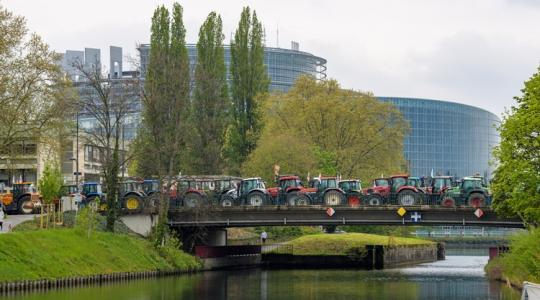 Elébe mennek a nagy bejelentésnek? Strasbourgban demonstrálnak a gazdák a műtrágyakrízis miatt