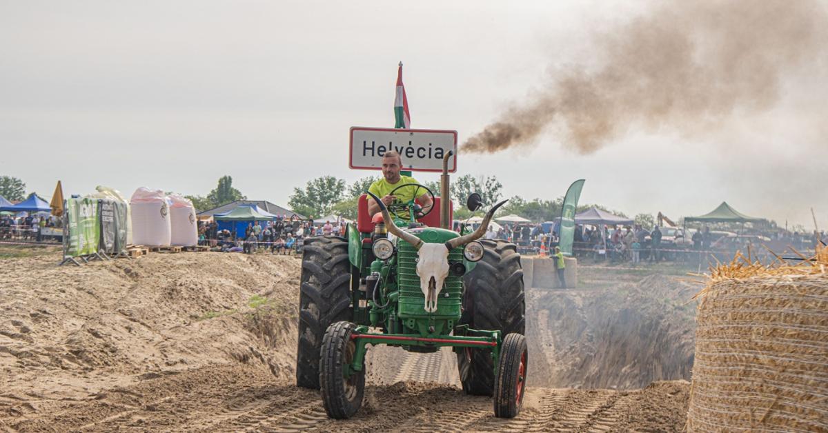 Dübörgő gépcsodák: látványos videón a helvéciai traktoros show