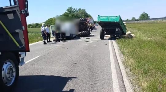 Furgonnal ütközött és felborult egy traktor Kónynál +VIDEÓ Furgonnal ütközött és felborult egy traktor Kónynál +VIDEÓ