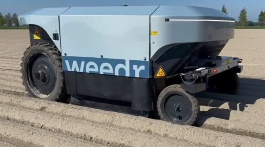 Sci-fi a szántóföldeken: Lézerrel lövi ki a gyomokat a világ első autonóm agrárrobotja