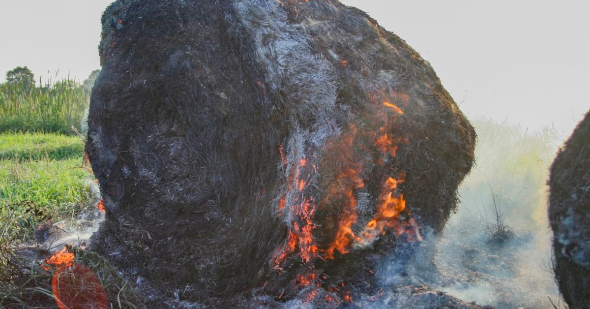 Szalmabálák égnek egy teherautó pótkocsiján, a tűzoltók már a helyszínen