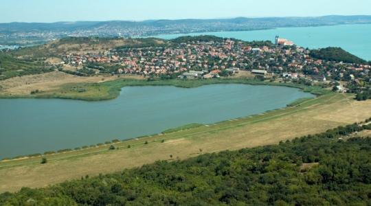 Takarít a természet Tihanyban? Főként az invazív ezüstkárászokat tizedeli a Belső-tó oxigénhiánya