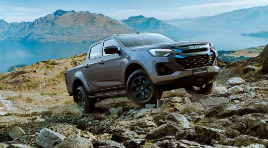 3,5 tonnát vontat, de egy vagyonba kerül: Megérkezett az Isuzu tisztán elektromos pickupja