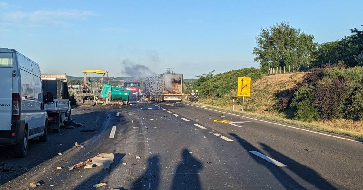 8 halott az M1-esen: egy gyümölcsszállító kamion indította el a tragédiát