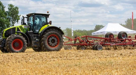 Nedvességmegőrzés, direktvetés és mechanikus gyomszabályozás – a jövő technológiái a HORSCH nemzetközi gyakorlati napján Nedvességmegőrzés, direktvetés és mechanikus gyomszabályozás – a jövő technológiái a HORSCH nemzetközi gyakorlati napján