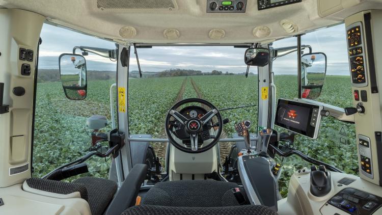 A kép egy traktor vezetőfülkéjének belsejét mutatja, ahonnan egy zöld mezőre nyílik kilátás. (Forrás: Austro Diesel) A kép egy traktor vezetőfülkéjének belsejét mutatja, ahonnan egy zöld mezőre nyílik kilátás. (Forrás: Austro Diesel)