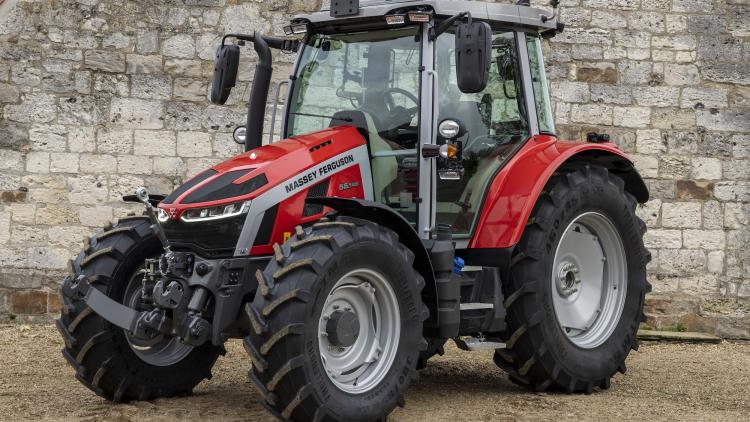 Egy piros Massey Ferguson traktor áll egy kőfal előtt, kavicsos talajon. (Forrás: Austro Diesel) Egy piros Massey Ferguson traktor áll egy kőfal előtt, kavicsos talajon. (Forrás: Austro Diesel)
