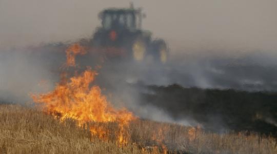 Félelmetes: munka közben gyulladt ki a traktor, máshol kaszálók, bálák égtek Félelmetes: munka közben gyulladt ki a traktor, máshol kaszálók, bálák égtek