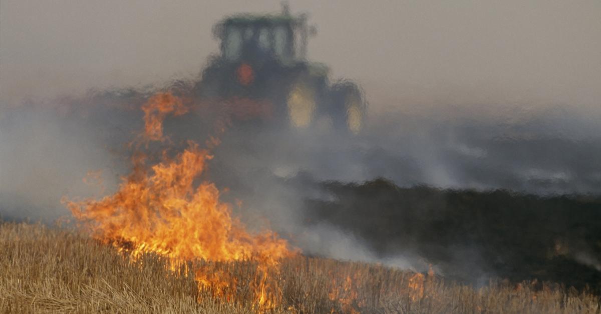 Félelmetes: munka közben gyulladt ki a traktor, máshol kaszálók, bálák égtek