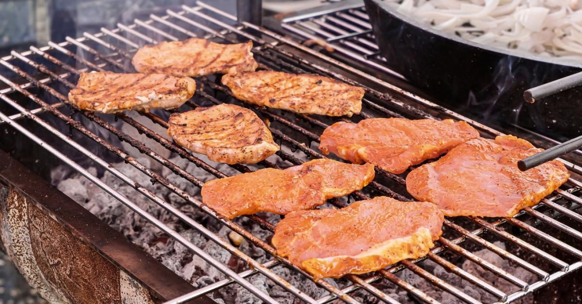 Grillezett húsok: a szomszédod is így csinálja, de te ne tedd! Grillezett húsok: a szomszédod is így csinálja, de te ne tedd!
