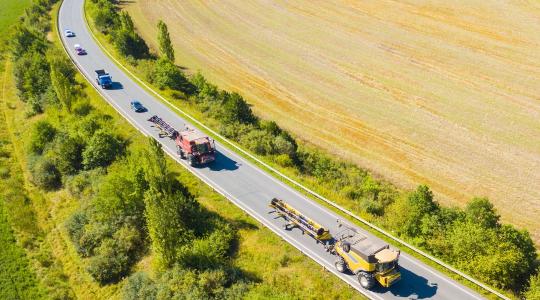 Több mezőgazdasági gép az utakon: a biztonságos előzésre figyelmeztet a kamara Több mezőgazdasági gép az utakon: a biztonságos előzésre figyelmeztet a kamara