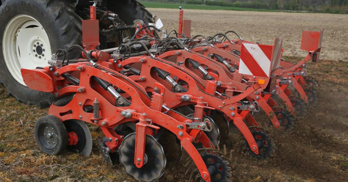 Talajnedvesség megőrzése KUHN STRIGER sávművelővel + VIDEÓ 