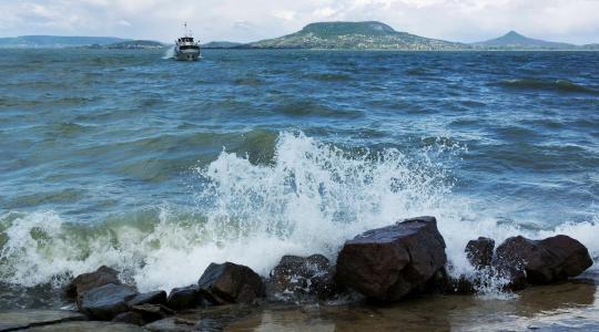 Segélykiáltás a Balatonért: egyszerre több veszély is fenyegeti a magyar tengert Segélykiáltás a Balatonért: egyszerre több veszély is fenyegeti a magyar tengert