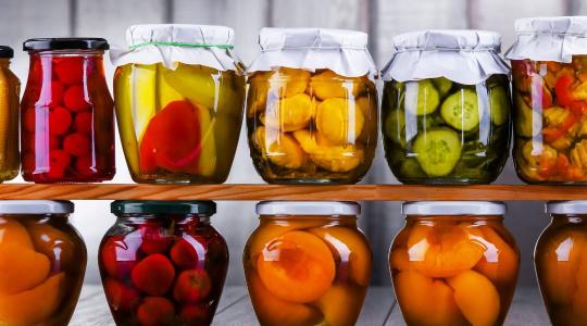 Nagyanyáink dunsztolása vagy a mai zöldség-pesto? Így csap össze a tradíció és az innováció a kamrában Nagyanyáink dunsztolása vagy a mai zöldség-pesto? Így csap össze a tradíció és az innováció a kamrában