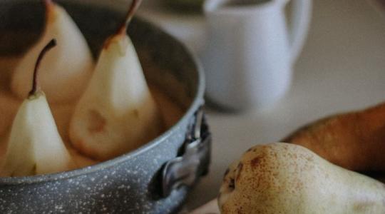 Ha így teszed el a körtét és az őszibarackot, nem fog felpuhulni a befőtt a kamrapolcon