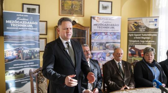 Öntözők a pusztító aszály ellen: gazdák is, diákok is profitálnak a beruházásból Öntözők a pusztító aszály ellen: gazdák is, diákok is profitálnak a beruházásból