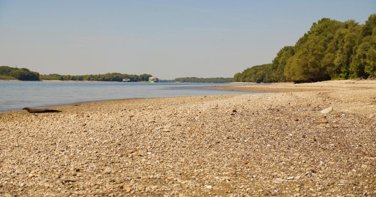 Szokatlanul alacsony vízállás a Dunán: ijesztő tempóban szárad ki a folyómeder