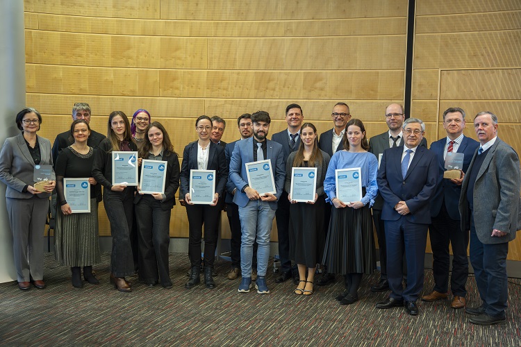 ösztöndíj ösztöndíj