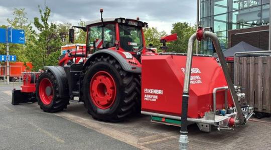 Ez a Fendt nem szántani indul – 4500 liter vízzel veszi fel a harcot a lángokkal Ez a Fendt nem szántani indul – 4500 liter vízzel veszi fel a harcot a lángokkal