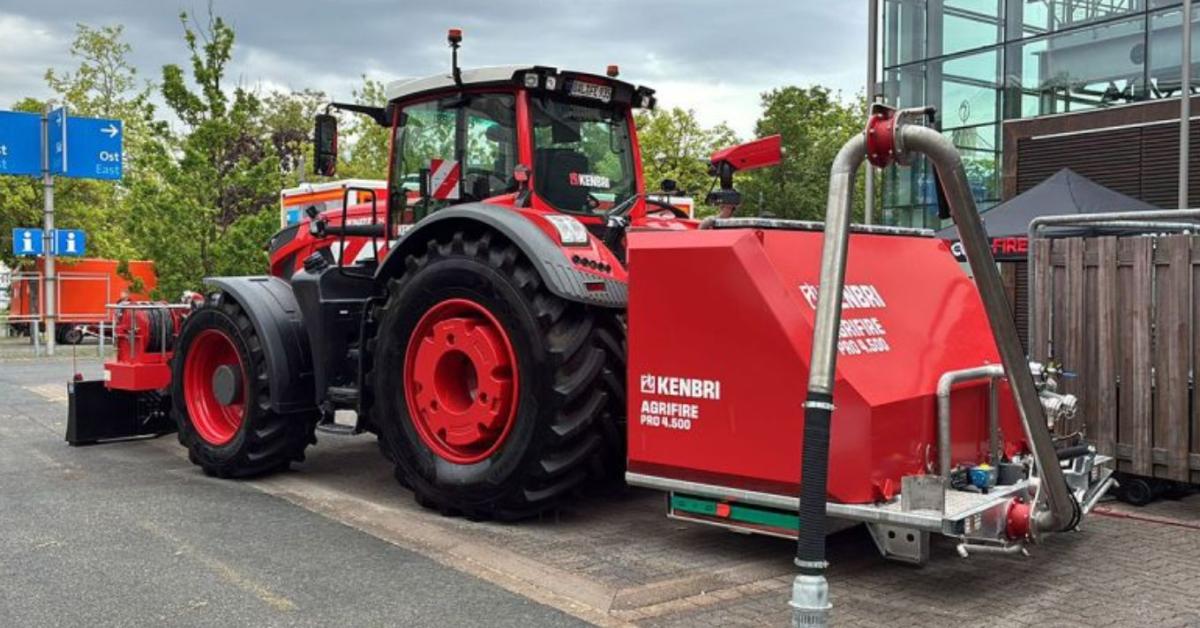 Ez a Fendt nem szántani indul – 4500 liter vízzel veszi fel a harcot a lángokkal