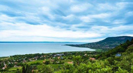 Extrém ingadozás a Balatonon: júniusi csúcsdöntés után zuhanórepülésben a vízhőmérséklet