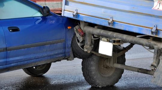 Traktorosok rémálma: baleset történt, hátulról csapódott a pótkocsiba az autó Traktorosok rémálma: baleset történt, hátulról csapódott a pótkocsiba az autó