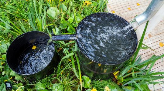 70 ezer liter ingyen víz a tetőről: Te is hagyod a csatornába folyni? 70 ezer liter ingyen víz a tetőről: Te is hagyod a csatornába folyni?