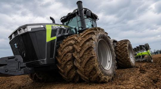 Hibrid elektromos szupertraktor: így változtatja meg a Zoomlion a nehéz talajmunkát