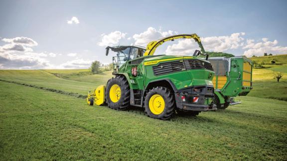 Új F8 és F9 önjáró szecskázógépek a John Deere kínálatában