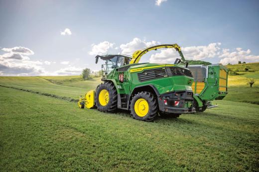 Új F8 és F9 önjáró szecskázógépek a John Deere kínálatában Új F8 és F9 önjáró szecskázógépek a John Deere kínálatában