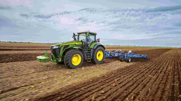 A John Deere kibővíti 8R és 8RX traktorsorozatát a nagyüzemi gazdaságoknak szánt új, nagy teljesítményű modelljeivel A John Deere kibővíti 8R és 8RX traktorsorozatát a nagyüzemi gazdaságoknak szánt új, nagy teljesítményű modelljeivel